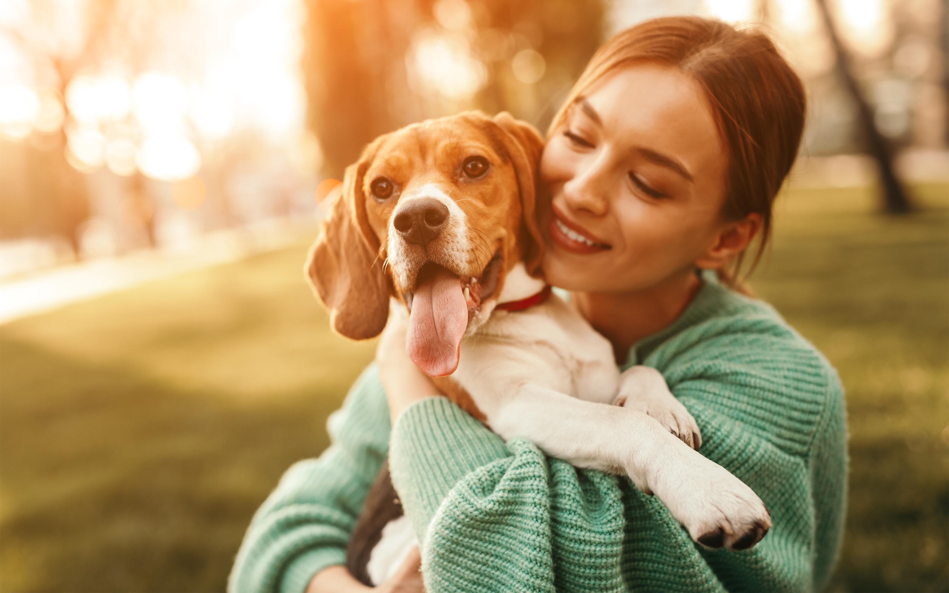 Persona abrazando a su perro
